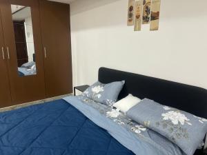 En eller flere senge i et værelse på Tolichowki, 7Tombs-Golconda Fort Aashiana