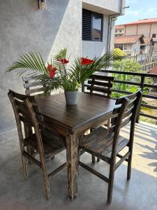 una mesa de madera con 2 sillas y una maceta en Villa DEE DEE & Wellness, en Galle