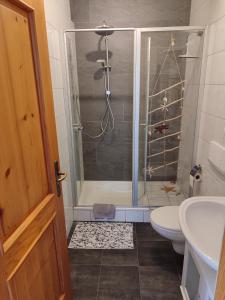 Koupelna v ubytování Ferienwohnungen Wittmann, Wohnung 1.OG + 6 fotografií