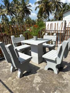 una mesa de picnic blanca y sillas con una maceta en Villa DEE DEE & Wellness, en Galle