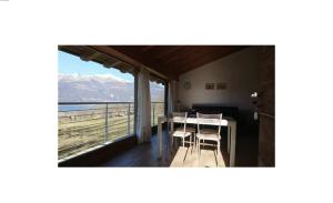 Un comedor con vista al mar y a las montañas. en Rustico Prato Grande con vista lago, en Carriola
