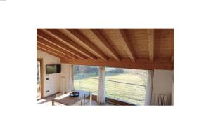 vistas a la sala de estar de una casa en Rustico Prato Grande con vista lago, en Carriola 4 fotos más