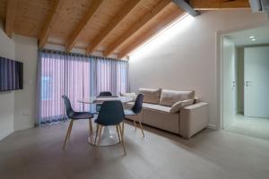 a living room with a couch and a table and chairs at Sarius Relais in Seriate
