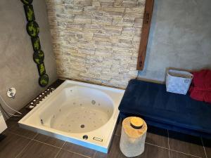 SmržovkaSKY one & two的浴室里有一个浴缸，旁边是蓝色的台面。