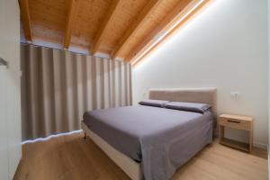 a bedroom with a bed and a wooden ceiling at Sarius Relais in Seriate