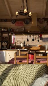 una cocina con una mesa y una encimera en Tiny House Casuta Schiorului 2, Mărișel Apuseni, en Mărişel