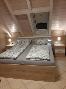 Кровать или кровати в номере Ferienwohnung Ankerplatz