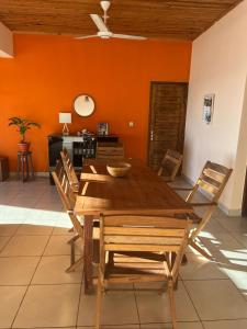 una sala da pranzo con tavolo e sedie in legno di Villa en face de pain de sucre 