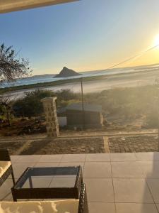 vista sulla spiaggia da una casa di Villa en face de pain de sucre 