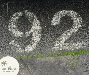 un tas de bulles blanches dans la rue dans l'établissement La Balinaise, aux Mathes