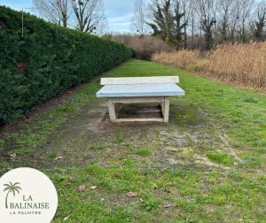 un banc assis au milieu d'un champ dans l'établissement La Balinaise, aux Mathes
