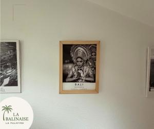 Una foto incorniciata di una donna su un muro. di La Balinaise a Les Mathes