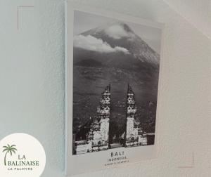 un poster appeso a un muro con una montagna di La Balinaise a Les Mathes