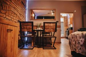 a room with two chairs and a mirror at Apartament Hallera in Chełmno