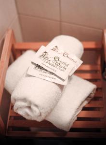 una pila de toallas blancas en un estante en Hotel Garni Pension zur Wacht, en Strobl