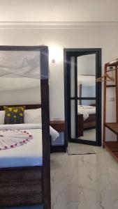 Giường trong phòng chung tại Terry's Villa Nungwi