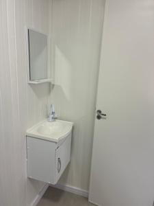 Фотография из галереи Kitnet container 30 metros da praia 6 km Beto carrero в городе Навегантис