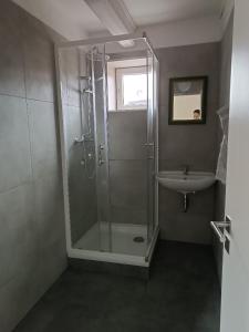 Apartmány MARTIN SARVAŠ 4 في تاخوف: حمام مع دش ومغسلة