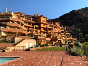 Un gran edificio con una piscina en frente. en Piso 3 dormitorios en Isla del Fraile Golf Resort con espectaculares vistas, en Águilas