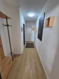 Et tv og/eller underholdning på HoamatBlick Apartment mit Panoramahallenbad + 3 billeder