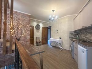 Villa Kolkhi في كفارياتي: مطبخ مع حوض وطاولة في الغرفة +31 صورة