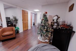 Una sala de estar con un árbol de Navidad y un sofá. en Poconos Getaway with Hot Tub-Close to Attractions, Perfect for Family &Friends!, en Blakeslee