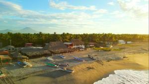 Las HojasCrystal Beach Hotel的海滩空中景色,沙滩上设有船只