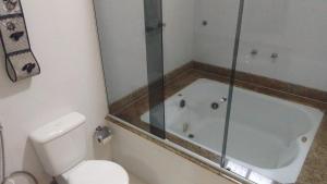 a bathroom with a tub and a toilet and a shower at Pousada da Serrinha in Mariana