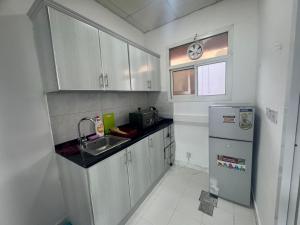 Η κουζίνα ή μικρή κουζίνα στο Karen Studio with pool