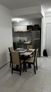 Una mesa de comedor y sillas en una cocina. en Apartamento completo com lazer, en João Pessoa 3 fotos más
