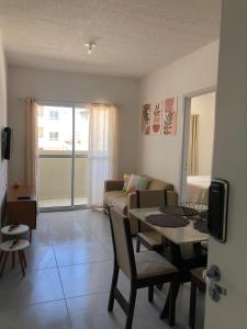 una sala de estar con un sofá y una mesa en Apartamento completo com lazer, en João Pessoa
