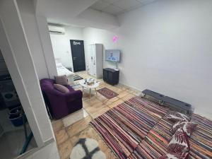 Μια τηλεόραση ή/και κέντρο ψυχαγωγίας στο Karen Studio with pool