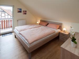 een slaapkamer met een bed met oranje kussens erop bij FeWo Hoppenhof 2 in Bad Arolsen