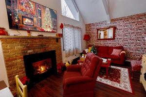 Una sala de estar con un sofá y una chimenea. en Poconos Getaway with Hot Tub-Close to Attractions, Perfect for Family &Friends!, en Blakeslee