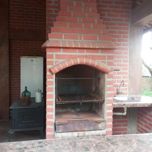 een stenen oven met een fornuis en een gootsteen bij Mya Esencia Espacio Eco Turístico Camping in Tinquipaya