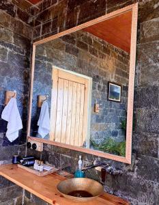 The Soul Stroll Cottages Retreat في مكتزور: حمام مع حوض ومرآة كبيرة +87 صورة