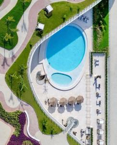 Hotel Nacional, Rio de Janeiro, Suíte Luxo com Banheira في ريو دي جانيرو: منظر علوي لحمام سباحة في منتجع