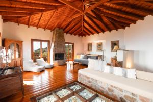 Χώρος καθιστικού στο Stone Sunset Villa