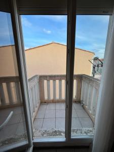 En balkon eller terrasse på Le Petit Coin de Noël + 2 billeder