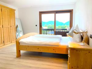 Postel nebo postele na pokoji v ubytování Großzügige Ferienwohnung am Tegernsee mit Südbalkon und Wallbergblick