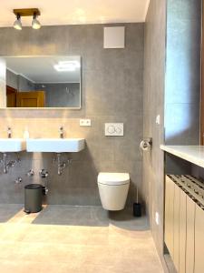 Koupelna v ubytování Großzügige Ferienwohnung am Tegernsee mit Südbalkon und Wallbergblick