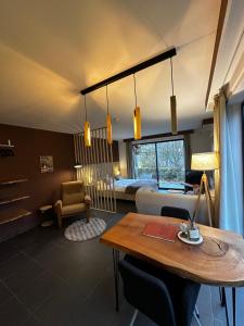 - un salon avec un lit et une table dans l'établissement Au doux Durbuy, à Durbuy
