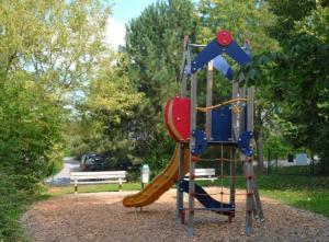 une aire de jeux avec un toboggan dans un parc dans l'établissement Au doux Durbuy, à Durbuy