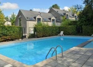 une piscine devant une maison dans l'établissement Au doux Durbuy, à Durbuy