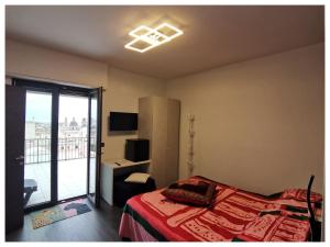 La Quintessenza في مونوبولي: غرفة نوم بها سرير وباب زجاجي منزلق