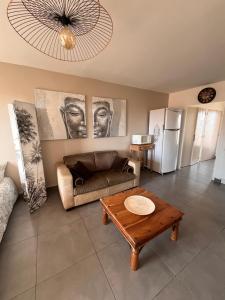 Superbe studio 34m2 avec terrasse aperçu mer في ساناري سور مير: غرفة معيشة مع أريكة وطاولة +24 صورة