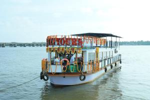 Trinetra Boat House - Dormitory في Honāvar: مرسى القارب على الماء