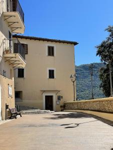 Το κτήριο όπου στεγάζεται  το διαμέρισμα