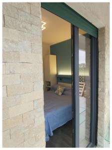 La Quintessenza في مونوبولي: غرفة نوم بسرير في جدار حجري