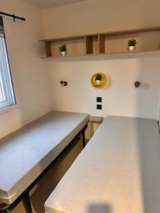 a room with two benches in a room at Tinyhouse 6 Ferienwohnung Mobilheim Fehmarn in Fehmarn